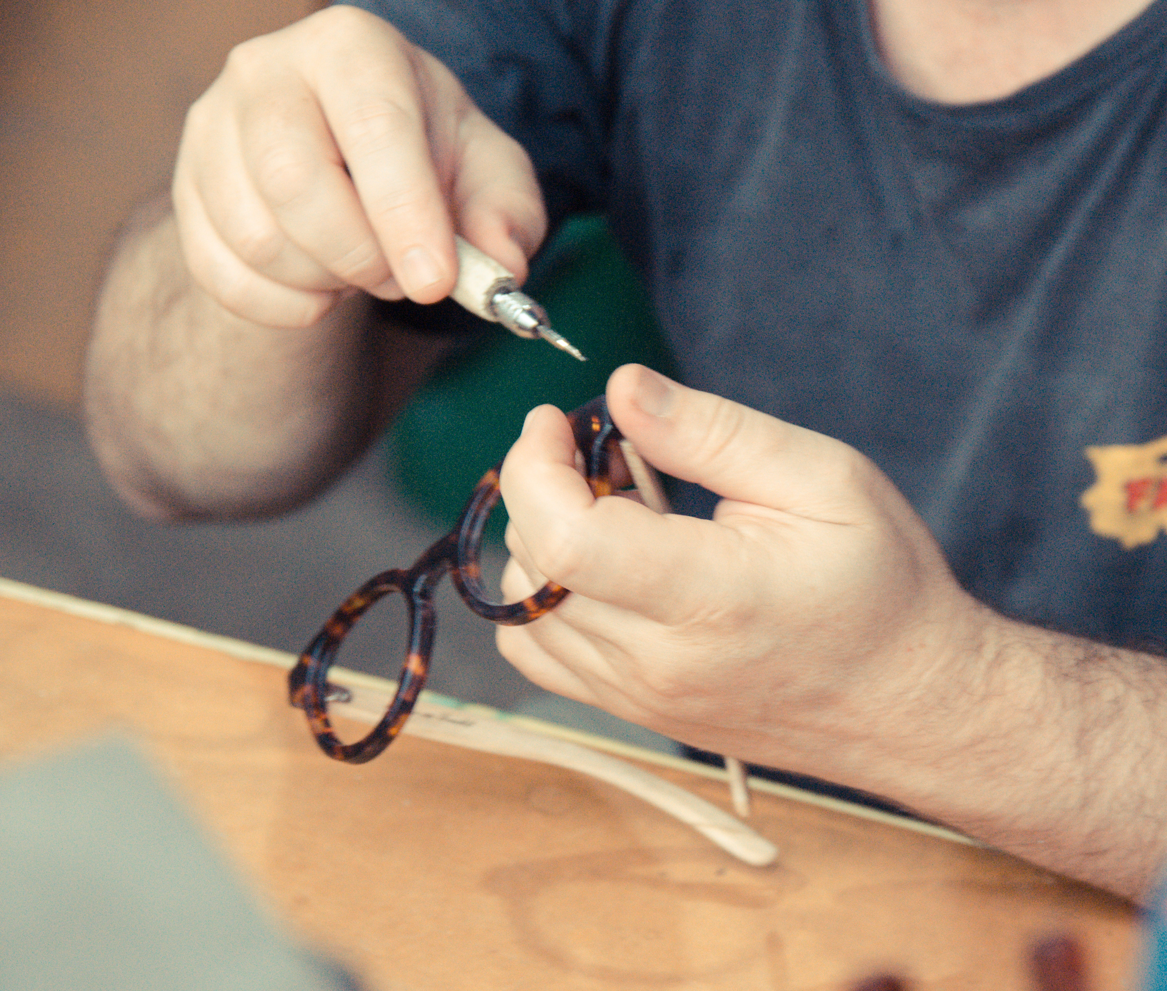 anteojos de madera hechos a mano detalle de las manos de eduardo trabajando en un armazón